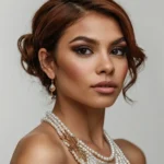 Modelo3 con pelo recogido y maquillaje ligero